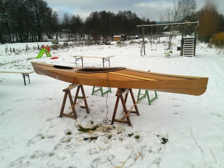 Christophe m'envoie cette surprenante image de son Wood Duck 12 Hybride dans la neige du week-end dernier, sorti pour ponçage bien aéré...