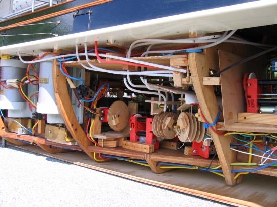 Vue des treuils et des tubes qui jouent le rôle de passe-pont et amènent chacune des manoeuvres sur son treuil respectif. Les gros cylindres verticaux sont les moteurs électriques qui servent à brasser les phares. 