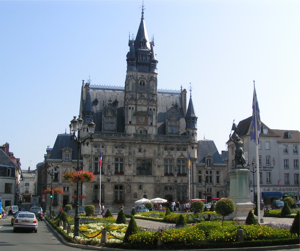 L'hôtel de ville de Compiègne, restauré par Viollet-le-Duc, et la statue de Jeanne d'Arc. C'est à Compiègne, lors d'une sortie contre les Bourguignons assiégeant la ville, que Jeanne fut prise, puis vendue aux anglais pour subir le sort funeste que l'on connait...