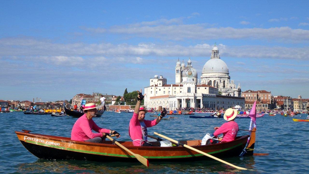 Ce n'est plus l'église de Champaubert sur cette photo envoyée par François : il s'agit d'un équipage enthousiaste (mais peu entrainé) qui a participé à la dernière Vogolonga à Venise à bord du Skerry qu'il a construit l'été dernier. 