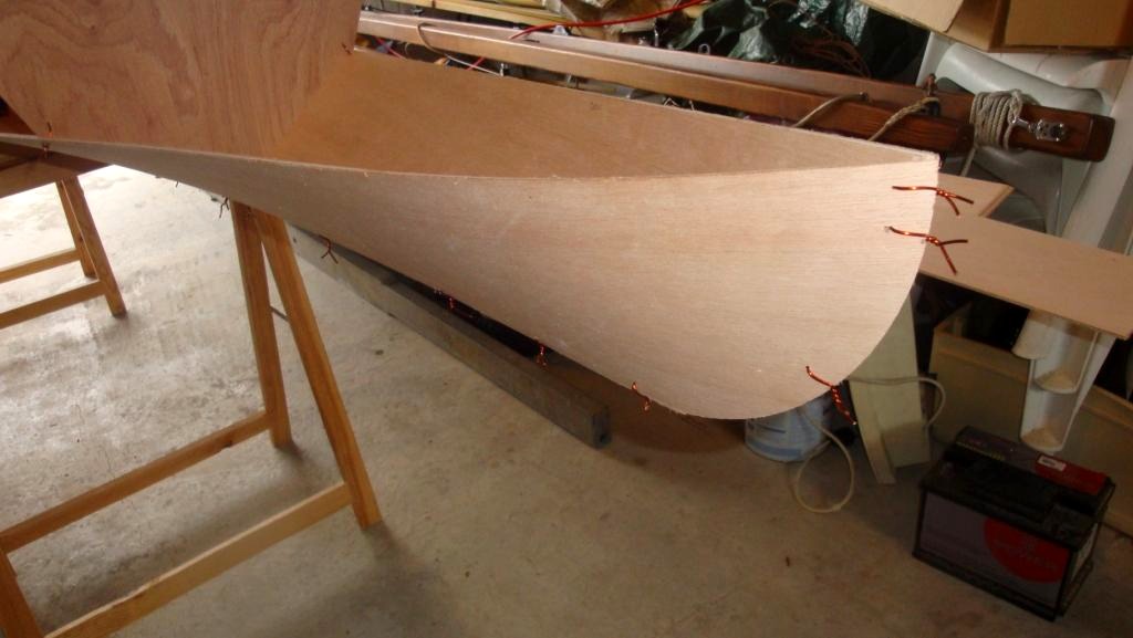 Couture du brion, en bas de l'étrave (à moins que ce ne soit le bas de l'étambot, à l'autre extrémité du kayak). Ces deux zones sont délicate car il faut appliquer une forte torsion (que l'on appelle le trévire en construction navale) aux panneaux de fond sur une très courte longueur. 