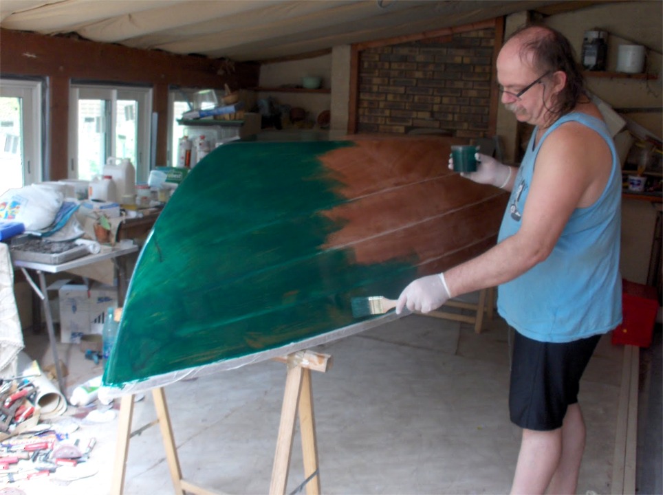 Michel nous envoie les six photos suivantes de la finition de son Doris 12. Ici, il pase la premire couche de vert "brume de jade".