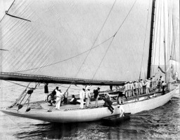 Herreshoff montant à bord de Defender en 1895