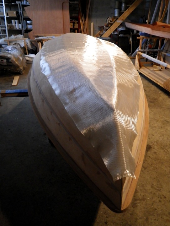 Le tissu de verre est drapé sur le Skerry, prêt pour la stratification du bas de la coque. 