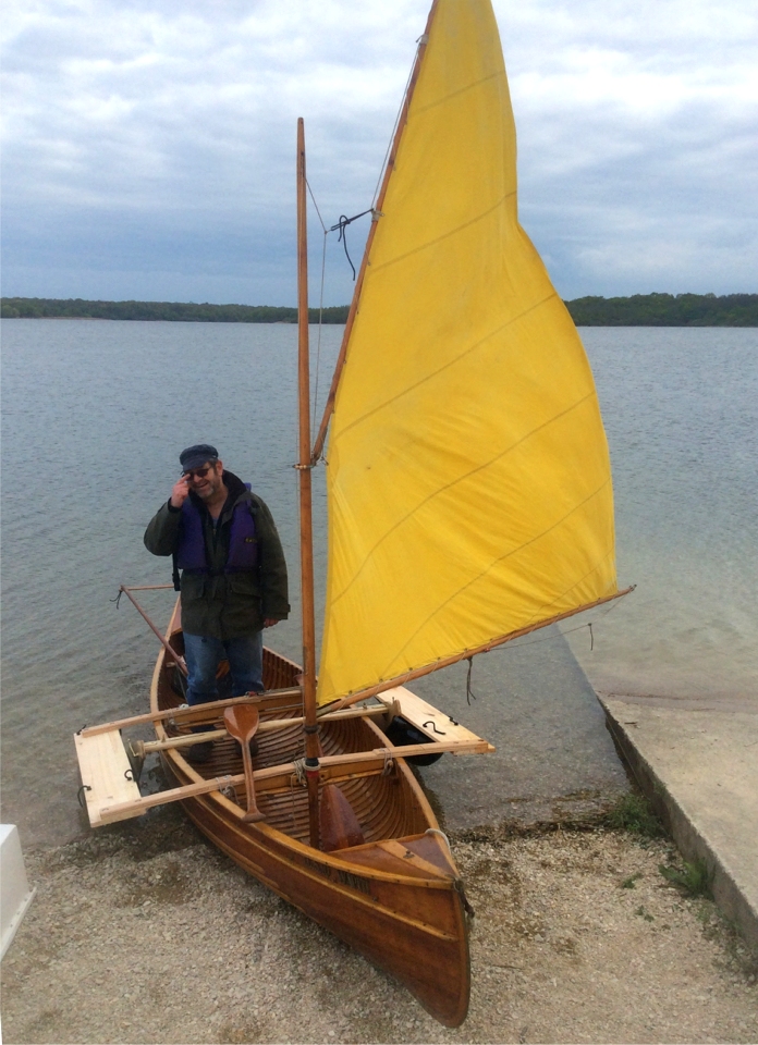 Samedi 23 avril, le temps est maussade et le vent un peu fort pour "Wapiti", le joli canoë canadien que Guy a aménagé pour faire de la voile et dont le rassemblement est la première sortie.