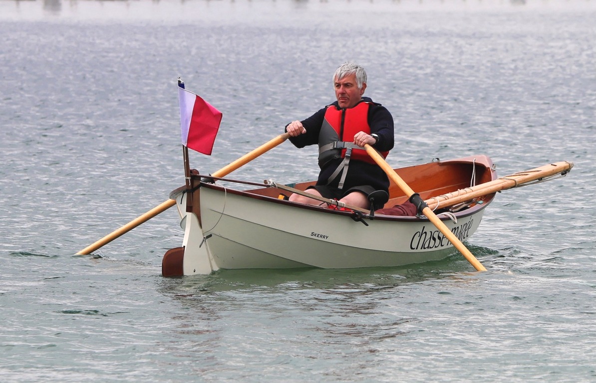 Patrick teste la coulisse amovible installée par Didier sur son Skerry Chasse-Marée en vue de Sail Caledonia. 