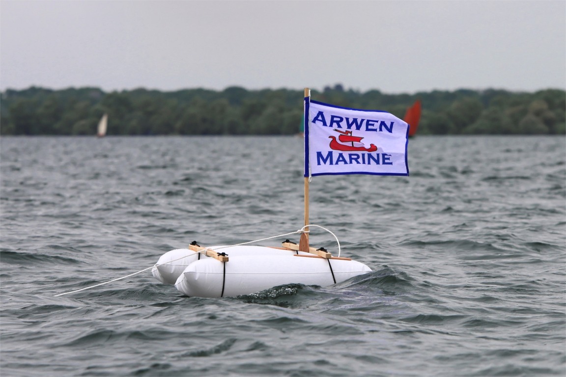 Voici encore un kit Arwen Marine : la bouée catamaran bricolée avec deux flottabilités d'Optimist, deux traverses et quatre bouts de tendeur. 