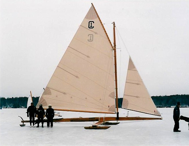 Cet &eacute;quipage peut poser fi&egrave;rement devant son navire, on a bien envie d'aller faire un tour avec eux ! Un tel "ice yacht" a peut &ecirc;tre l'air d&eacute;suet, mais on atteint tout de m&ecirc;me des vitesses qui d&eacute;coiffent du fait de la tr&egrave;s faible friction sur la glace. 