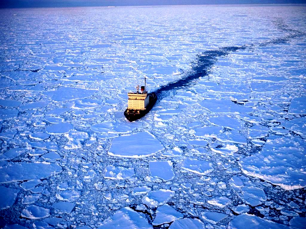 Du coup, je vous livre quelques images de saison. Je trouve celle-ci particuli&egrave;rement d&eacute;primante : on dirait que ce brise-glace anciennement sovi&eacute;tique erre sans but sur la mer glac&eacute;e &agrave; perte de vue. En fait, il s'est reconverti &agrave; la croisi&egrave;re de luxe "hors des sentiers battus" (&ccedil;a oui !) et il se moque sans doute un peu de l'endroit o&ugrave; il va... 