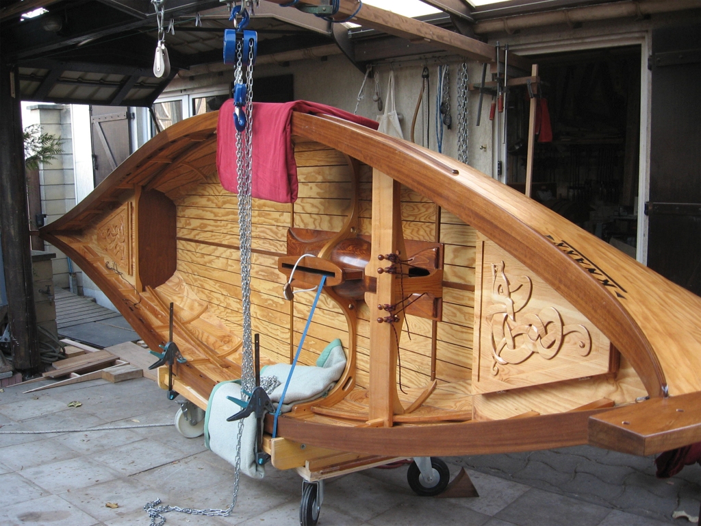 Jean-Marc a enfin terminé la construction de son "Knärr", magnifique réplique d'un bateau viking utilitaire. Voici deux images de la sortie du bateau du chantier, qui montrent la qualité du travail de Jean-Marc. Vous trouverez (beaucoup) plus de détails sur le site de Jean-Marc.