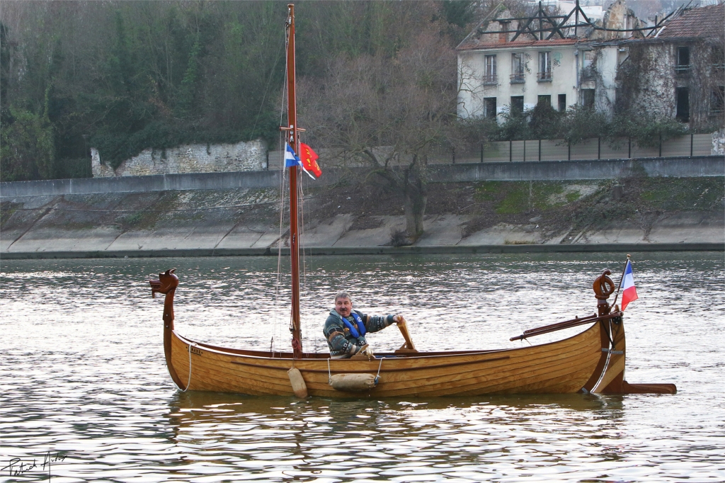 Et voici les premiers essais du "Knärr" à l'aviron sur la Seine. Les premiers essais sous voiles sont prévus en mai sur la Manche : à suivre ! 