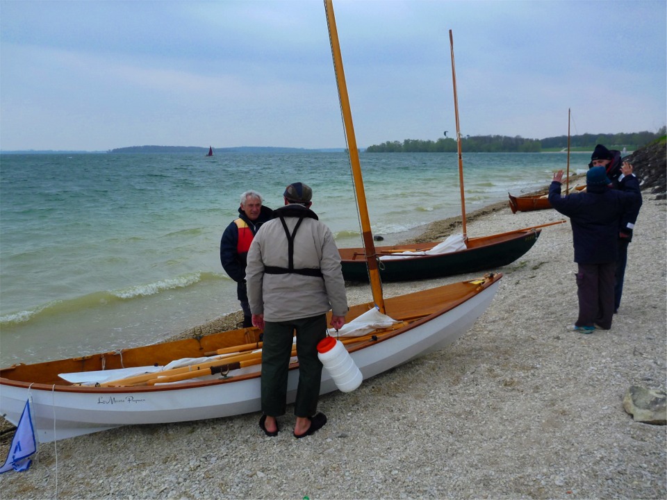 Discussion autour des bateaux sur la plage : les Skerry "La Marie Pupuce", "Piff" et le Doryplume "Prise de Ris'k". 