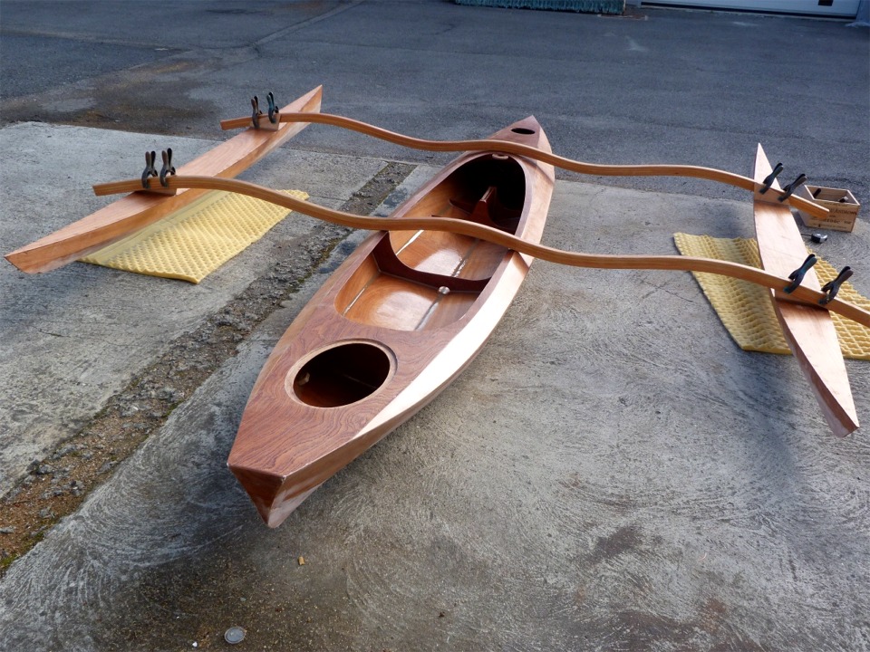 Essayage des bras de liaison sur le Wood Duck Double. Les pinces seront remplacées par des boulons traversants pour la fixation des bras sur les flotteurs du SailRig. 