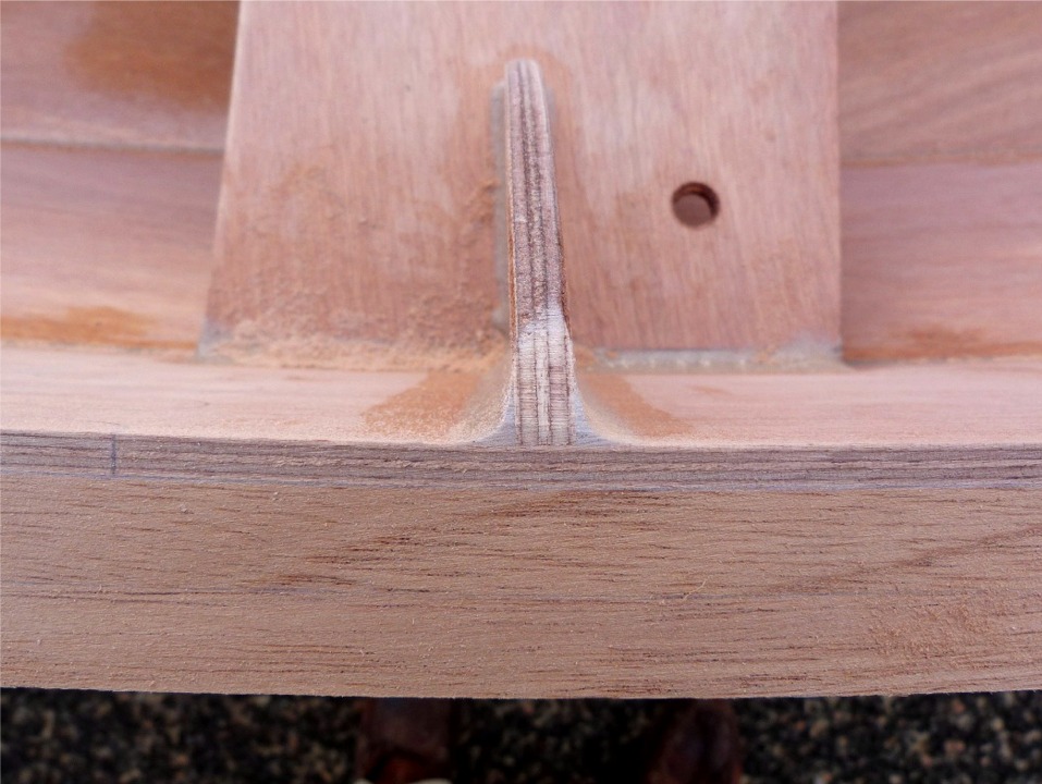Vue du liston au droit du siège central, coté bâbord, après la première phase. Le trait en travers du bordé, sur la gauche de l'image, est la tranche du joint-puzzle. 
