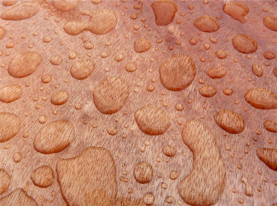 Deux journées pluvieuses compliquent encore la situation (mais notez comme l'okoumé verni est joli sous les gouttes d'eau). 