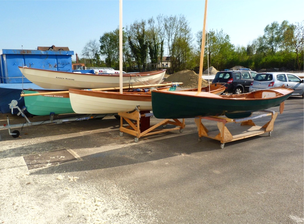 Nous organisons un petit Salon Nautique de Clairoix à l'occasion des mouvement de bateaux nécessaires pour sortir puis ranger la scie de table (notez l'abondance de sciure au premier plan à gauche). 