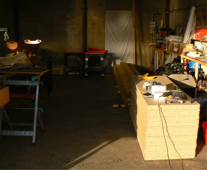 Il n'en est rien : Dominique m'a aidé à déplacer beaucoup de choses pour dégager tout le fond de l'atelier pour faire de la place pour tout ce bois... 