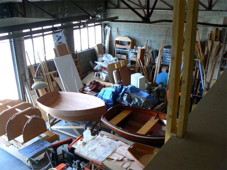 Je monte sur la mezzanine pour prendre cette photo du capharnaüm qu'est actuellement mon atelier : vivement que le plancher soit terminé afin que je commence à ranger ! 