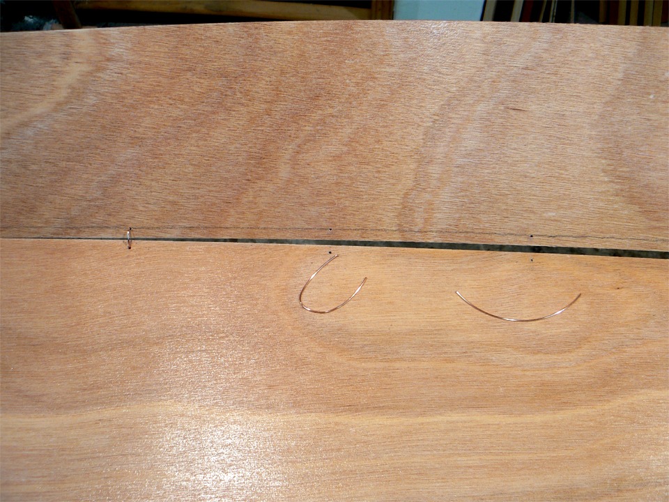 Progression de gauche à droite : d'abord une suture en place, puis une seconde prête à insérer, je l'ai cintrée en "C", et un enfin une suture "brute", il s'agit d'un bout de fil de cuivre d'une petite dizaine de centimètres. 