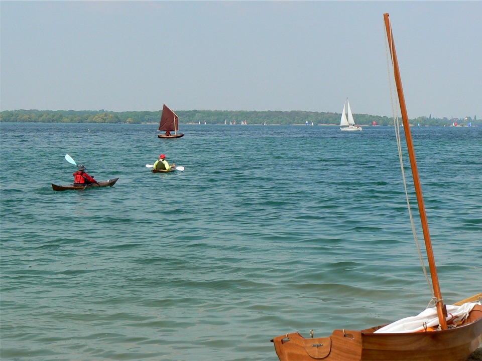 Les kayaks se lancenet à la poursuite du PassageMaker. 