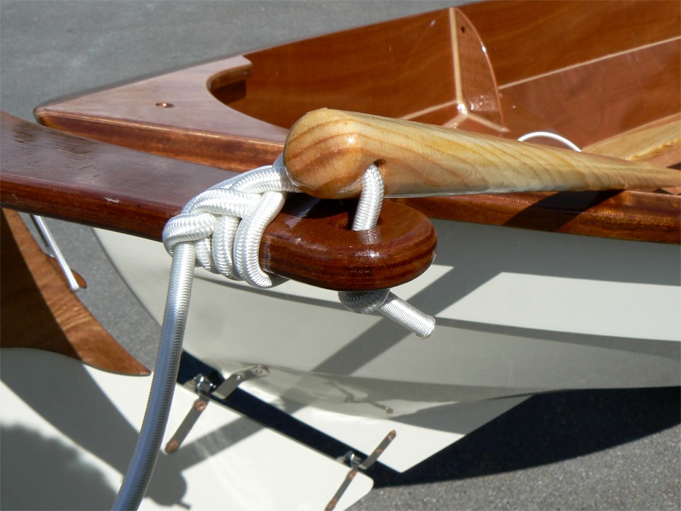 Vue de la jonction entre le timon et le stick qui permet de le manoeuvrer : le tendeur est bloqué dans le timon par un noeud en huit, passe à travers le bout du stick et est amarré par une série de demi-clés sur le timon. 