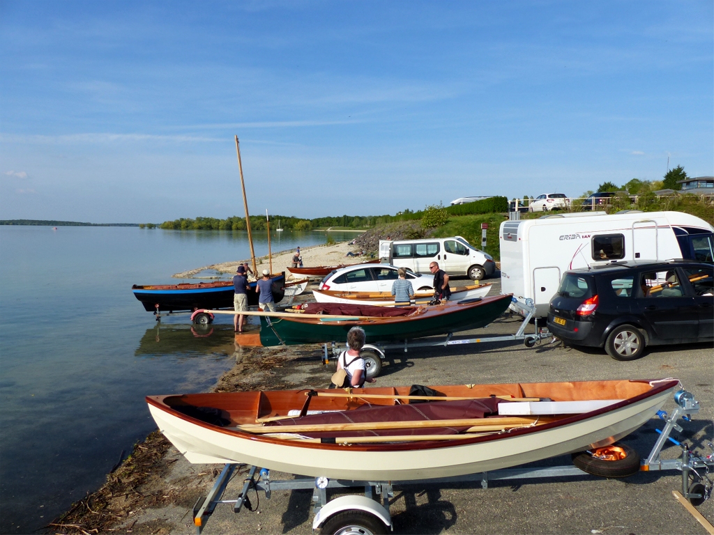 Fin d'après-midi sur la somptueuse cale du Mesnil-Saint-Père. Quelques bateaux ont pris une place de ponton au port, mais la grande majorité est remontée sur les remorques pour la nuit. 