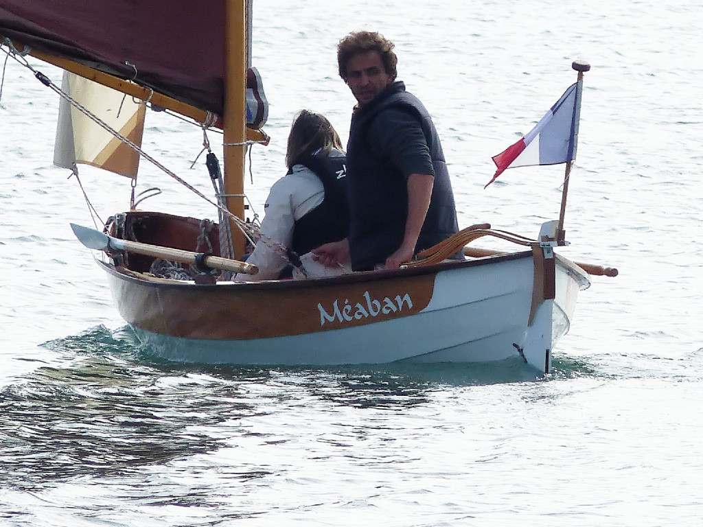 Sylvie et Jérôme prennent la mer sur leur Skerry "Méaban" et Jérôme surveille ses arrières. 