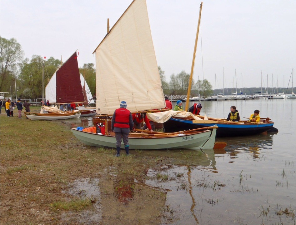 Une fois le pique-nique consommé, les équipages retournent aux bateaux pour le retour vers la cale du Mesnil-St-Père. 