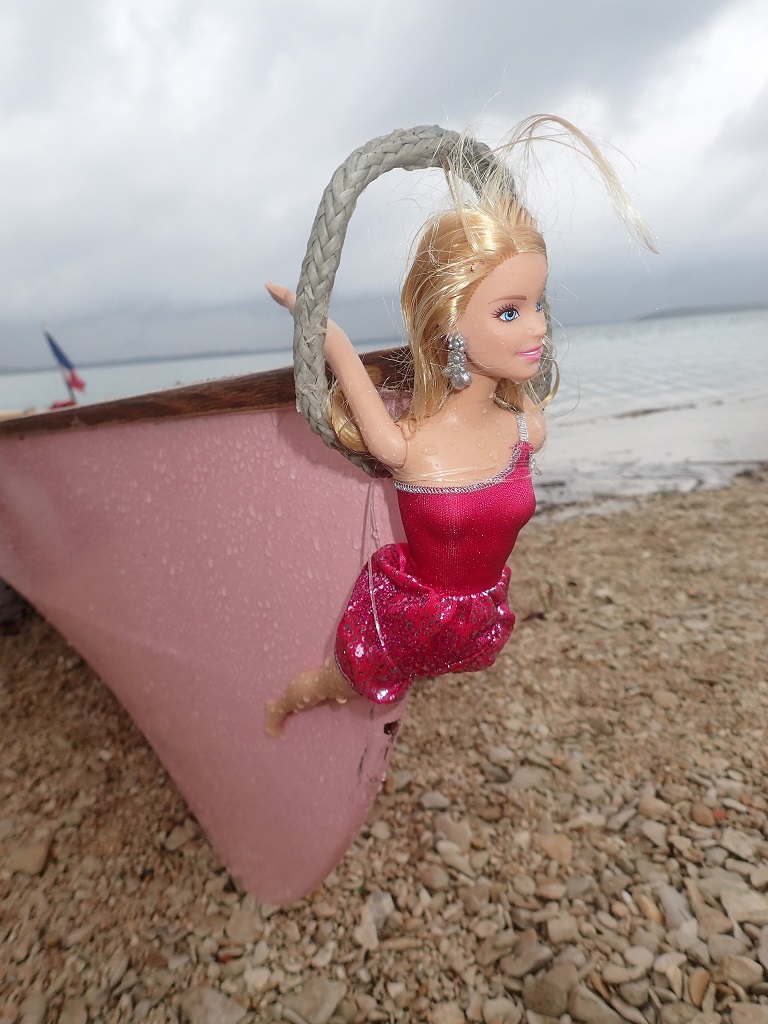 La figure de proue Barbie de L'ExploRAMEur. Nous l'avons offerte à Didier qui parlait de la couleur "Barbie" de son bateau, il est vrai assez inusuelle... 