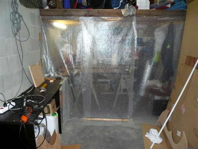 Patrick a isolé avec du "plastique à bulles" une partie de son garage qui va lui servir d'atelier, afin de pouvoir chauffer ponctuellement pour l'époxy. 