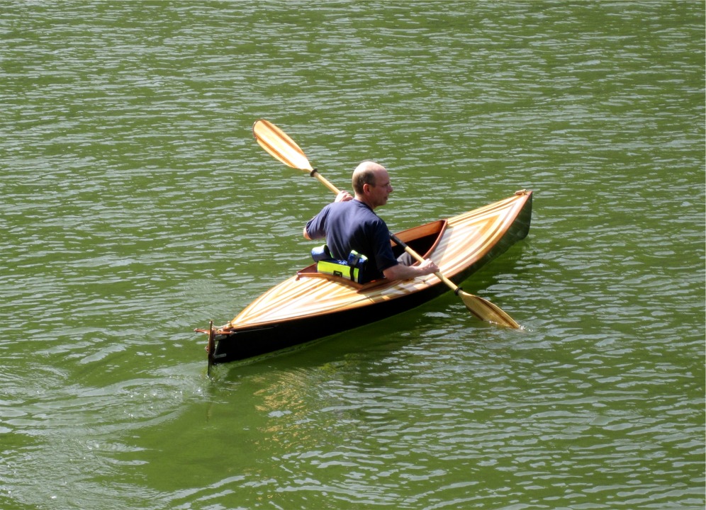 Philippe m'écrit qu'il est très satisfait de la maniabilité du kayak, aidée par le gouvernail. 