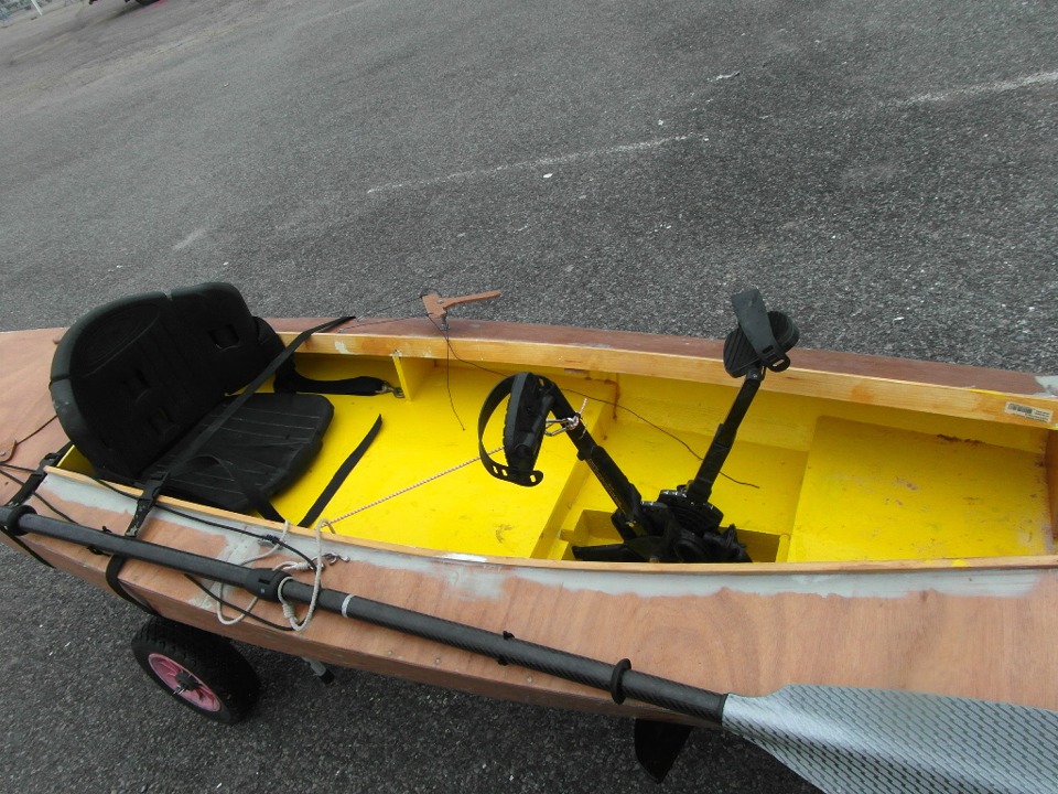 Le Mirage Drive a été conçu pour se monter à travers des kayaks "sit on top", et s'insère comme une épaisse dérive sabre dans un puits. Sur un kayak en bois comme le Mill Creek, cela impose de rehausser le fond du cockpit afin d'assurer la flottabilité du kayak. 