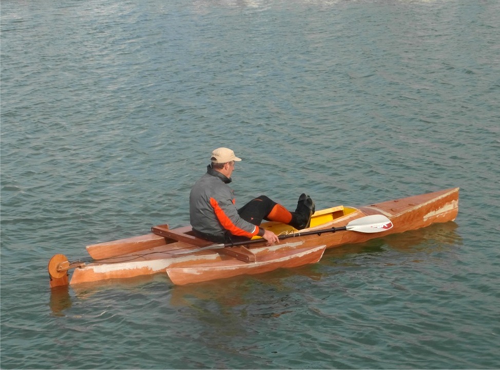 Et en plus, les petits flotteurs ne détonnent pas dans l'esthétique générale de l'embarcation, très élégante (pour ceux qui s'inquiètent, oui, Yves va peindre son kayak). Notez au passage le gouvernail "maison" fabriqué par Yves. 