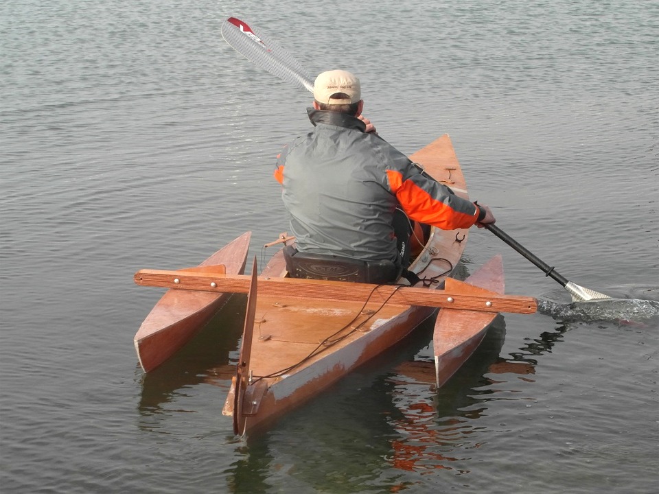 On voit ici que les flotteurs peuvent être fixés en position "large" ou "étroite" (par des boulons inox à écrou papillon) pour permettre l'usage de la pagaie. Le bras est fixé sur le kayak par deux boulons traversants en arrière du cockpit. 