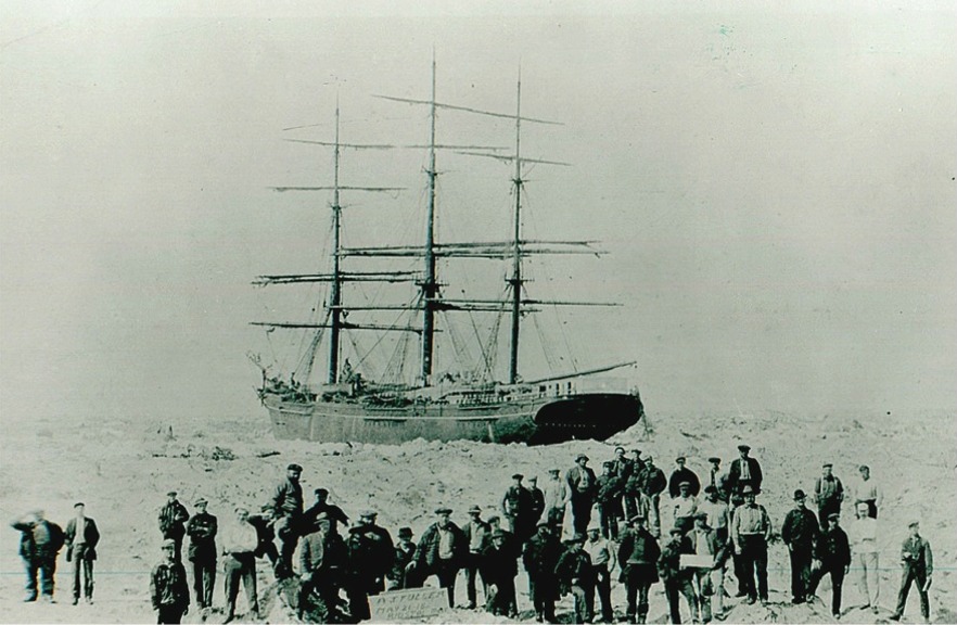 On se sent plus en communion avec l'&eacute;quipage du trois m&acirc;ts A.J.Fuller pris dans la glace en Alaska : on imagine ais&eacute;ment qu'ils aimeraient bien pouvoir faire route pour regagner des mers plus... liquides. 