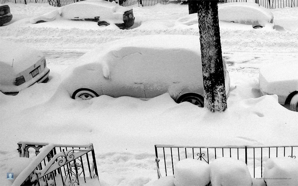 Vous en avez marre du froid ? Moi oui ! Vivement le r&eacute;chauffement climatique ! Vous &ecirc;tes de plus en nombreux &agrave; demander pourquoi il n'y pas de nouvelles zimages : mon atelier est inchauffable et il y fait trop froid pour l'&eacute;poxy, la peinture et le vernis, et je suis donc assez coinc&eacute;, comme les voitures de cette image... 