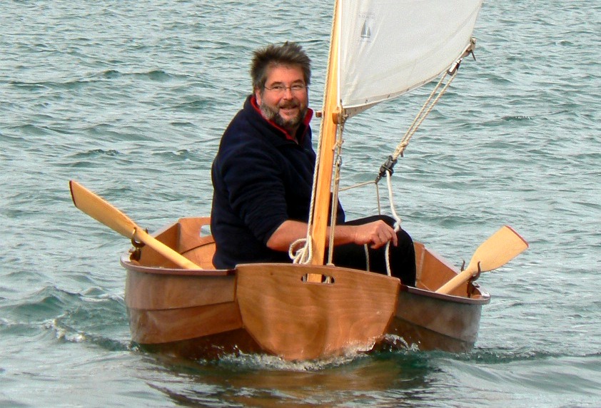 P1100261b.jpg - Est-ce que ça ce voit que je m'amuse ? Il y a bien longtemps que je n'avais pas fait de voile sur un si petit bateau, et je redécouvre le bonheur que c'est ! 