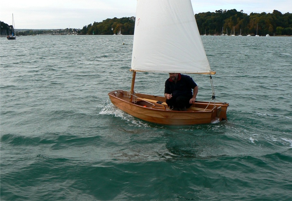 P1100349b.jpg - Je suis assis sur les avirons juste en arrière du banc. J'ai essayé de m'assoir au fond, mais c'est un peu trop humide (je me suis soudain rappelé pourquoi on appelait ces petits bateaux "mouille-cul"...)