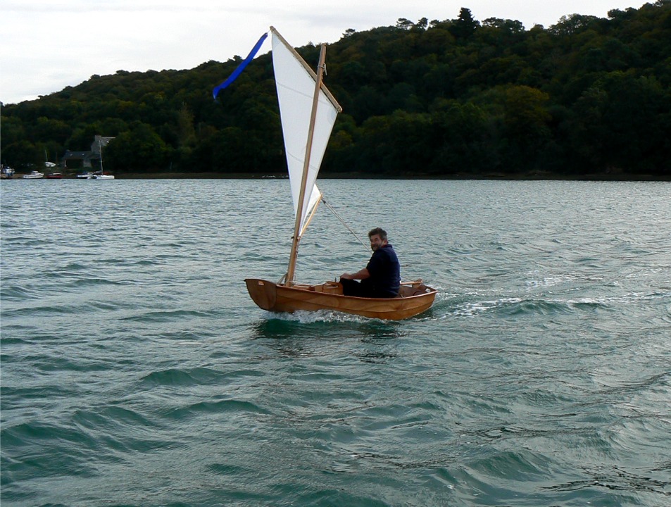 P1100391b.jpg - Je suis impressionné par l'aisance et la vitesse de la prame malgré sa courte longueur de flottaison.