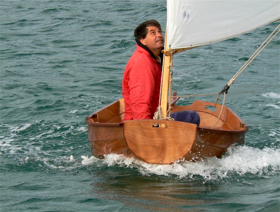 P1100483b.jpg - La voile livrée avec le kit est impeccable, il faudra juste augmenter un peu la raideur de la vergue.