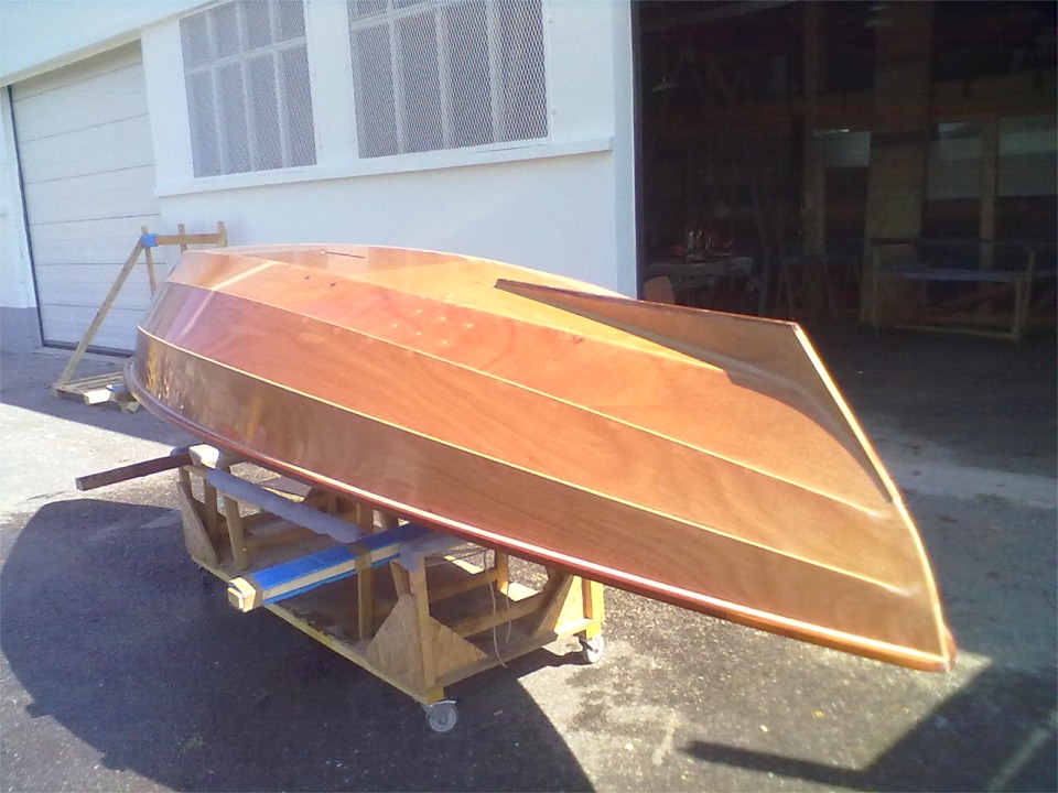 Après dépoussiérage, je passe la coque au jet pour évacuer la poussière qui reste accrochée par habitude (on me dit que c'est en fait l'électricité statique). Prochaine étape : peinture ! 