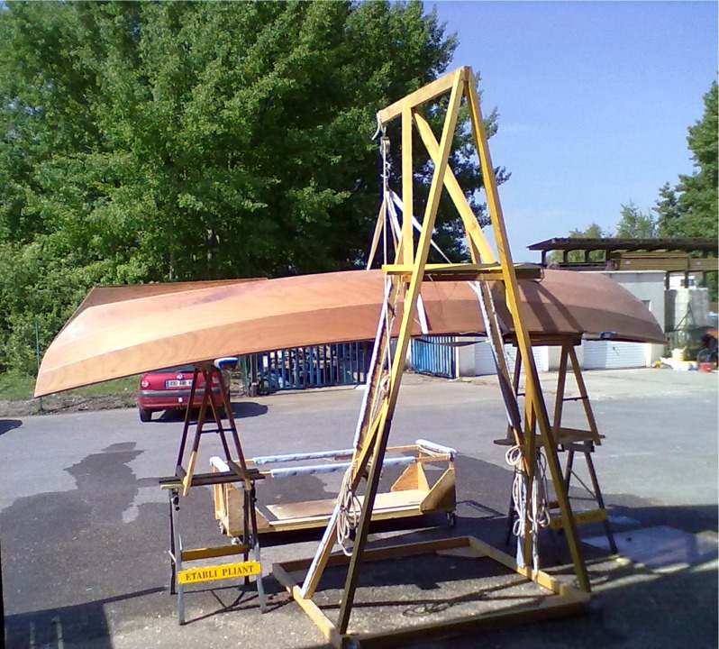 J'ai encore une fois remonté la coque sous la chèvre pour poncer les joints-congés du dessous des sièges. 