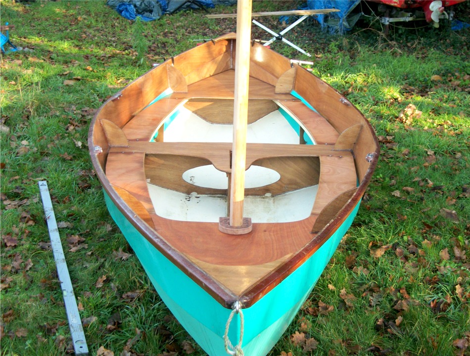 Afin de structurer sa coque agrandie, Fr&eacute;d&eacute;ric a ajout&eacute; une serre que l'on distingue sous les bancs lat&eacute;raux qui ceinturent la coque d'avant en arri&egrave;re. 