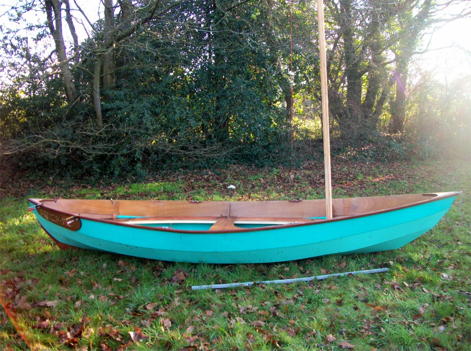 Fr&eacute;d&eacute;ric m'envoie les trois photos suivantes de son Grand Skerry. Le sien fait 17 pieds, soit 5.18 m et son bau maxi est de 1.54 m. Je rappelle que "l'original" fait 15 pieds, soit 4.57 m, pour un bau de 1.37 m (et le mien fait 18 pieds, soit 5.49 m par 1.65 m. 