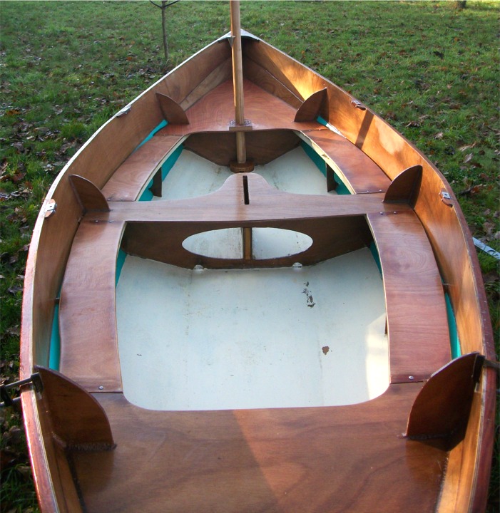 Fr&eacute;d&eacute;ric n'a pour l'instant essay&eacute; son Grand Skerry qu'&agrave; l'aviron, et il compte le gr&eacute;er d'une misaine au tiers avec un petit foc : &agrave; suivre ! 