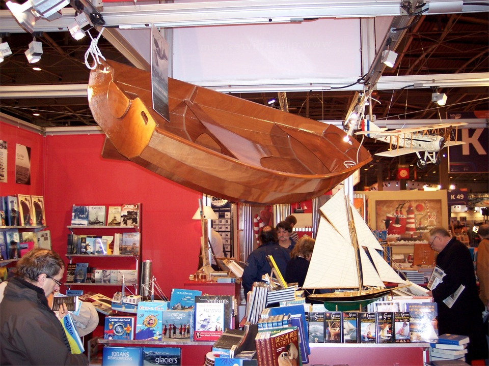 ... ni en haut dans le banc milieu. La maquette devant la prame est le Pen Duick (premier du nom) d'Eric Tabarly.