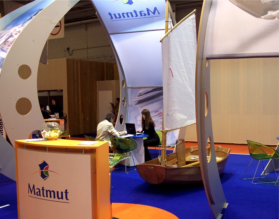 Une seconde Prame d'Eastport, celle-ci gréée pour la voile, se trouve aussi au Nautic, sur le stand de la Matmut, mutuelle d'assurance qui propose notamment des assurances pour la navigation de plaisance 