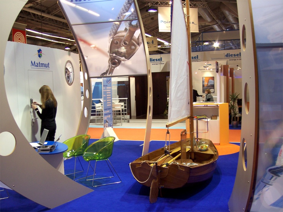 Une autre vue du stand, dont le design et les matériaux modernes contrastent fortement avec l'allure classique de la prame. 