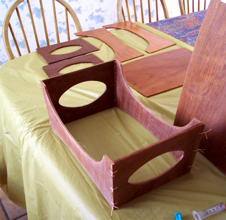 La temp&eacute;rature continue &agrave; me faire rapporter du travail &agrave; la maison ! Il s'agit ici des deux tabourets mobiles pour une prochaine Yole de Chester, et qui sera &eacute;quip&eacute;e en aviron fixe traditionnel en double. Les tabourets se posent tout simplement sur le grand plancher, l'effort de nage &eacute;tant transmis au bateau par les pieds des rameurs. 