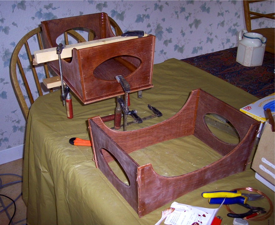 Je suis tout content car j'ai am&eacute;lior&eacute; de processus de construction de ces tabourets : les quatre &eacute;l&eacute;ments verticaux &eacute;taient point&eacute;s/coll&eacute;s, et il &eacute;tait assez d&eacute;licat de planter proprement les pointes en laiton sans exploser le contreplaqu&eacute; et sans tout salir avec l'&eacute;poxy charg&eacute;e fra&icirc;che. Je per&ccedil;ais des avant-trous partout, mais m&ecirc;me ainsi, &ccedil;a restait d&eacute;licat. 